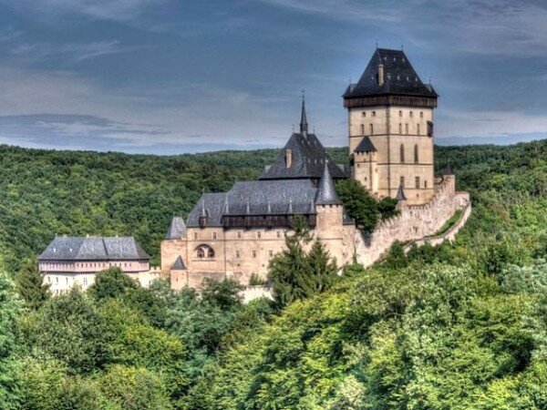 Hlavní program letošní Hradozámecké noci se bude odehrávat na hradě Karlštejn.