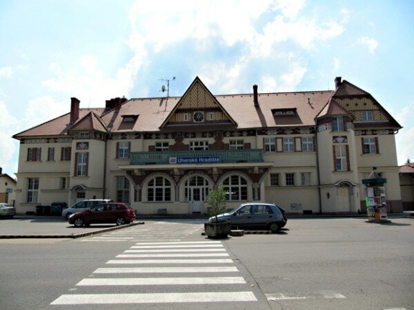 Vítězem soutěže o nejkrásnější nádraží roku 2011 se stala příkladně zrenovovaná železniční stanice v Uherském Hradišti. 