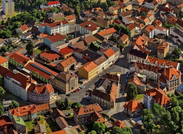 Západní část Žatce s objekty na zpracování chmele
