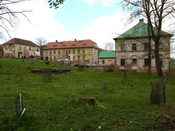Kvalitně dochovaný areál zahrnující sídlo továrníka a výrobní objekty věrohodně ilustruje počátky industrializace českých zemí.