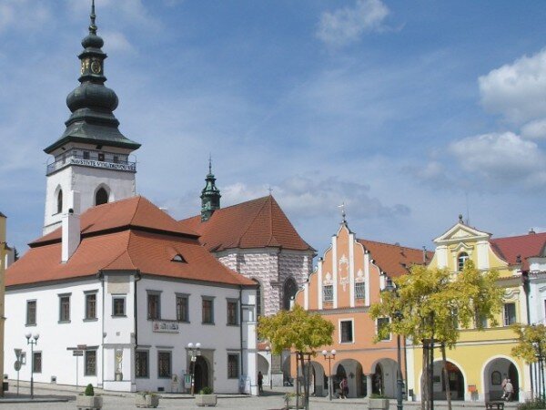 Šrejnarovský dům (vlevo) patří k nejzajímavějším památkám na Masarykově náměstí v Pelhřimově.