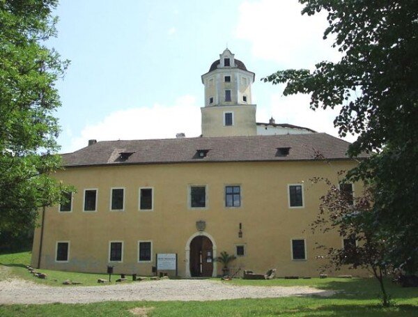 Od října 2016 až do jara 2018 bude celý hrad ve Zlíně-Malenovicích pro veřejnost z důvodu rekonstrukce uzavřen.