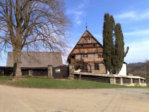 Mezi nejznámější stavby lidové architektury Liberecka, takzvané podstávkové domy, patří Dlaskův statek u Turnova.