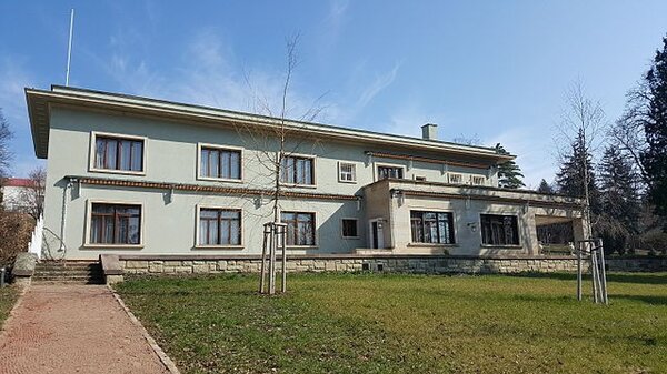 Seminář se bude konat v přednáškové budově Metodického centra moderní architektury v areálu prvorepublikové vily Stiassni v Brně.