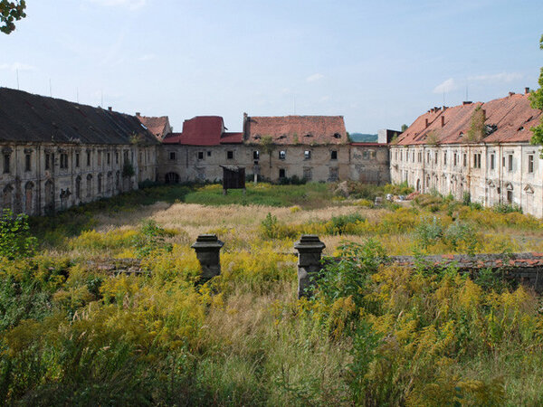 Architektonickou podobu jižního křídla navrhli italští stavitelé Giulio Broggio a Giovanni Domenico Orsi.