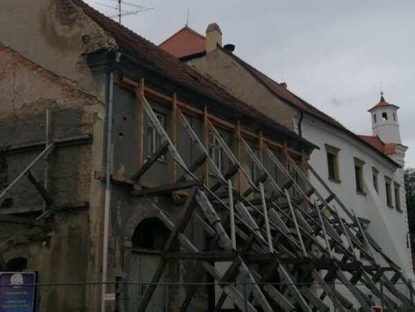 Barokní dům je již tři roky zajištěn dřevěnými podpěrami.