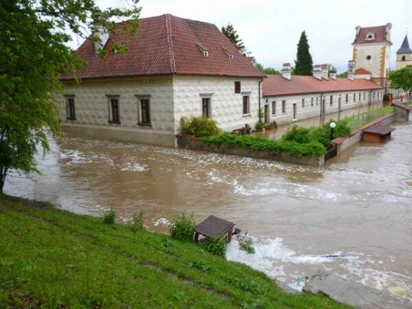Zámek Kratochvíle také ohrožovala velká voda. Pohled na jižní stranu předzámčí z hráze rybníka.