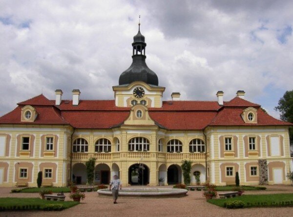 Nebílovský zámek je příkladem čisté, vídeňsky orientované barokní zámecké architektury. 