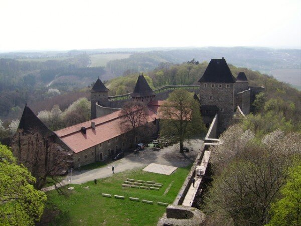 Hrad Helfštýn by měl být brzy lépe viditelný z okolních komunikací. Kraj chce totiž pokácet okolní stromy, které ho zastiňují. 