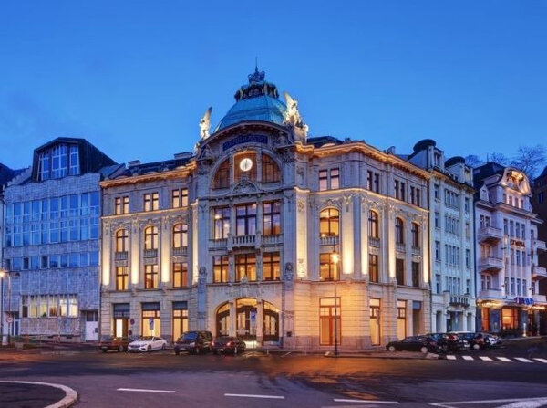 Budova Sparkasse v Karlových Varech byla Stavbou roku Karlovarského kraje v roce 2021.