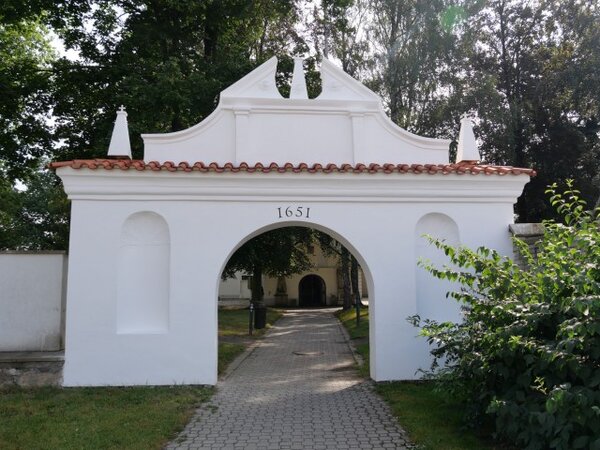 Jedna z opravených vstupních bran do parku u kostela sv. Marka