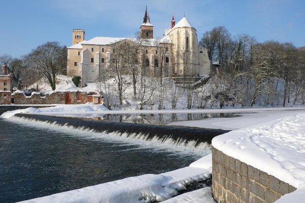 Starobylý klášter vypínající se na skalnatém ostrohu nad jedním z četných zákrutů romantické řeky Sázavy proslul jako centrum slovanské liturgie a vzdělanosti. Dnes je národní kulturní památkou.
