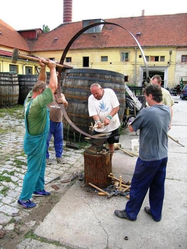 Bednářští mistři na pivovarském dvoře Černokosteleckého pivováru nebudou chybět ani při letošním ročníku Vykulení.