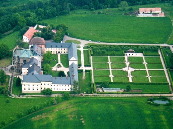Celkový letecký pohled na areál hospitalu Kuks se zahradou.