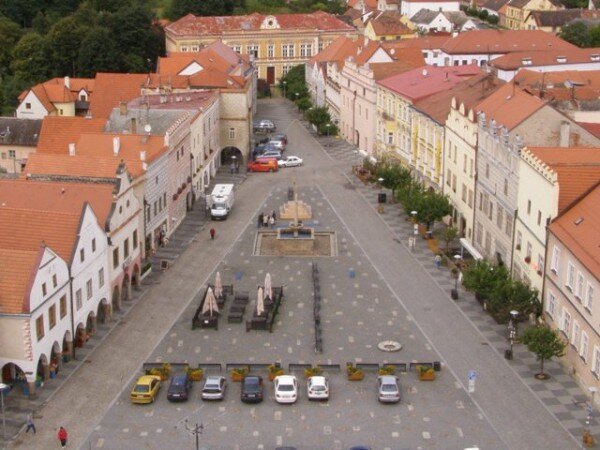 Podle nového občanského zákoníku bude od 1. ledna 2014 stavba – památka součástí pozemku, na kterém stojí. Na ilustračním snímku je náměstí Míru ve Slavonicích.