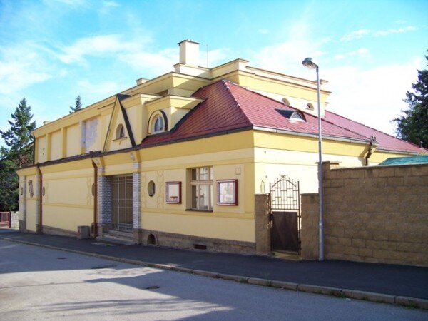V kubistické budově ve Zdicích by kromě kina mohla být pobočka Muzea Českého krasu nebo volnočasový klub pro děti. 