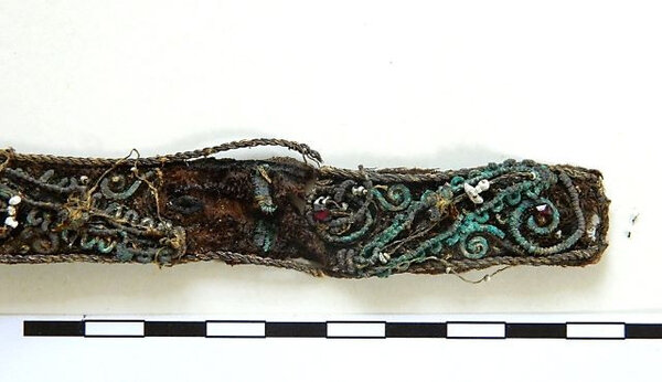 Fragment textilní čelenky s českými granáty, pozlacenými dracouny a říčními perlami