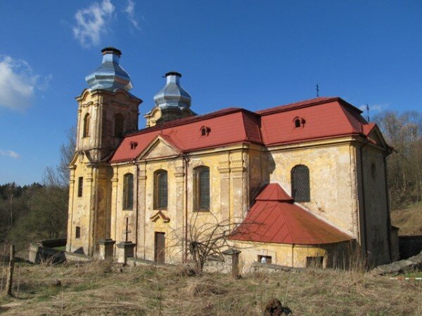 Poutní kostel Navštívení Panny Marie ve Skocích u Žlutic navštíví ročně až pět tisíc lidí.