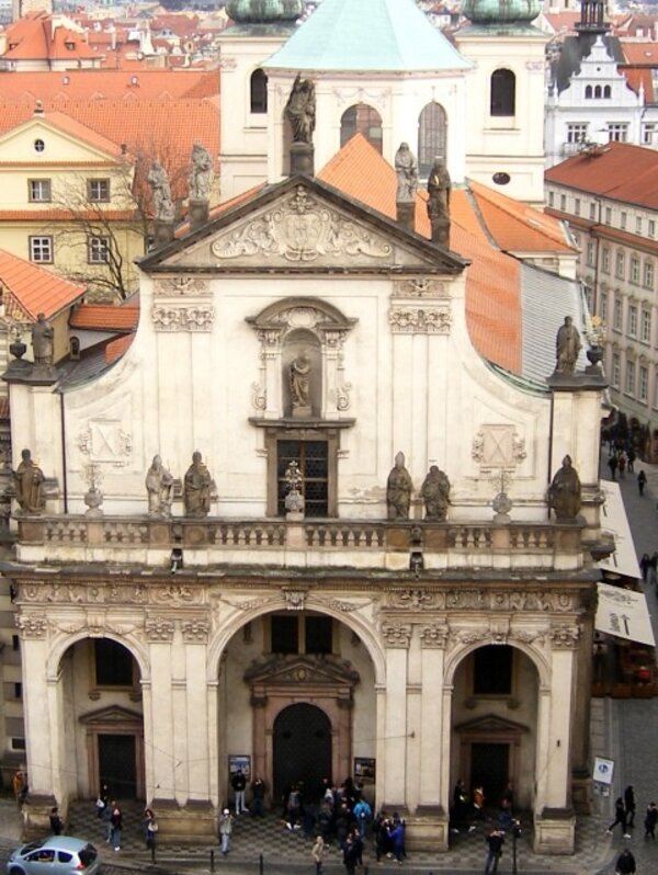 Architekt Norbert Schmidt se pokusí rozkrýt na příkladech z kostela Nejsvětějšího Salvátora v Praze (na snímku) vztahy při vstupování moderní architektury do historického prostředí.