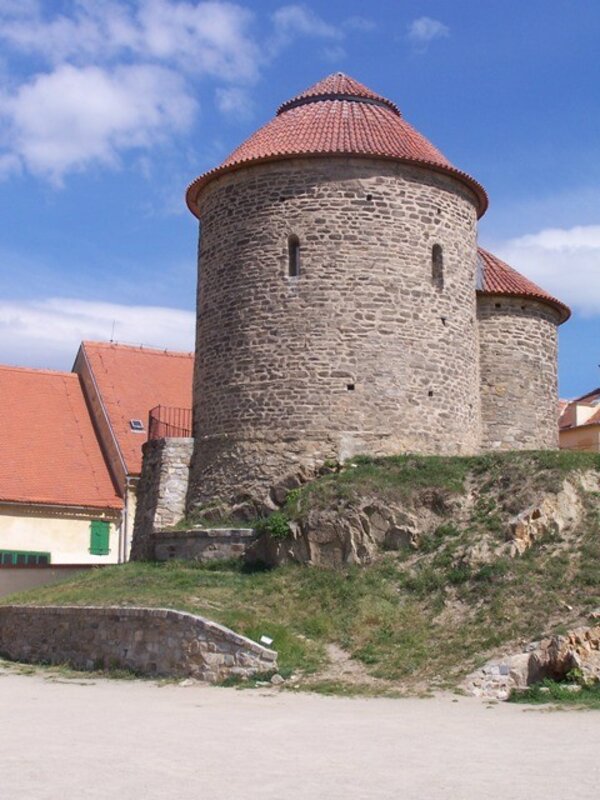 Rotunda svaté Kateřiny ve Znojmě, která se nachází v blízkosti zámku, je nejstarší památkou ve městě. 