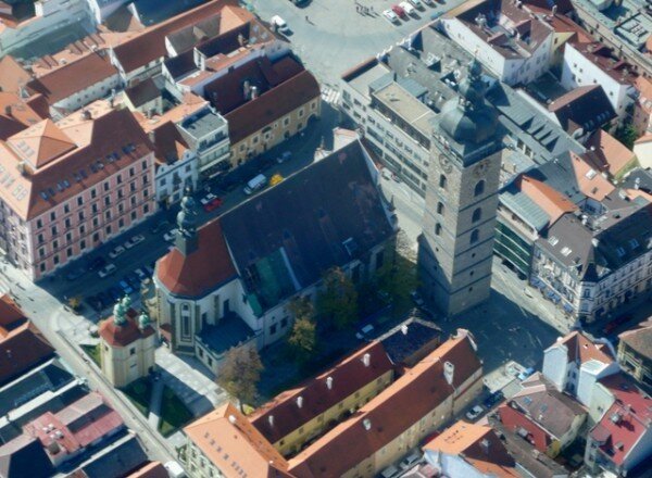 Letecký pohled na katedrálu sv. Mikuláše s Černou věží