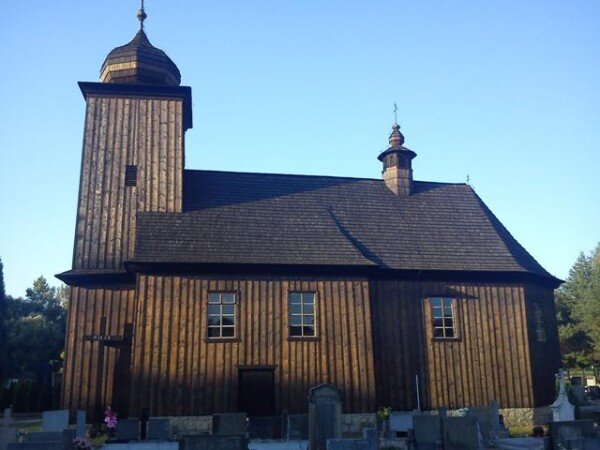 Typickým zástupcem dřevěných kostelů na Těšínsku je kostel sv. Petra a Pavla v Albrechticích u Českého Těšína. 
