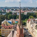 Celkový pohled na Červený kostel s obnovenými střechami