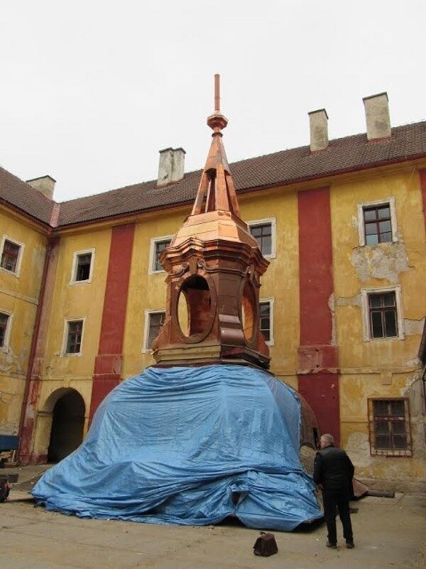 Opravená helmice věže kostela sv. Ignáce z Loyoly
