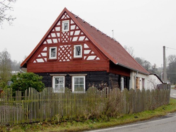 Roubenka v obci Šabina na Sokolovsku je ukázkou lidové architektury bývalých Sudet (ilustrační foto). 