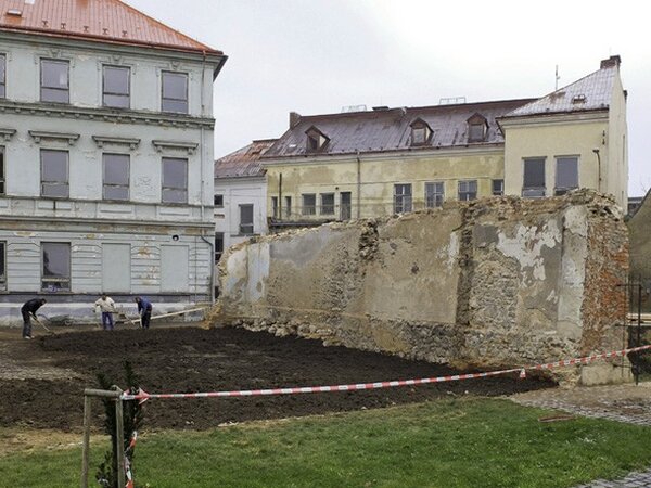 Obnovovaná část městských hradeb byla ukryta ve spodní části obvodové zdi domu. 