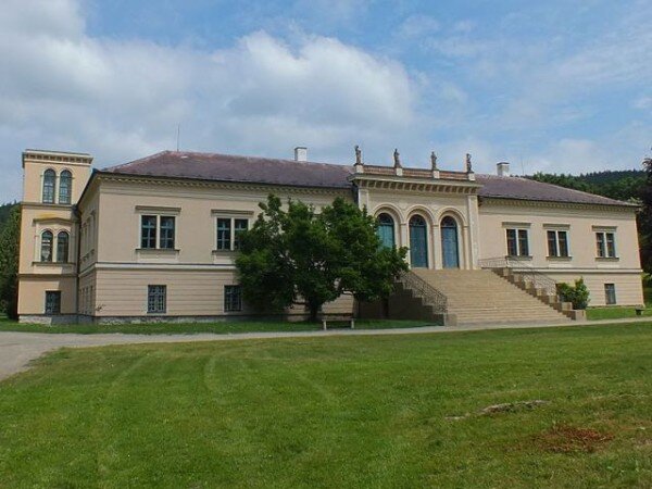 Letošní etapa oprav zámku Čechy pod Kosířem se dotkla prostor prvního patra západního křídla, druhého patra jižního a západního křídla zámku a také vyhlídkové věže. 