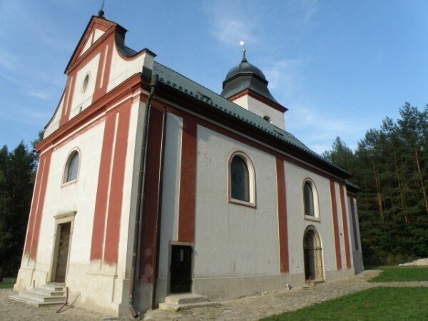  Na kostele sv. Víta v Zahrádce obnovuje Spolek přátel Zahrádky omítky.