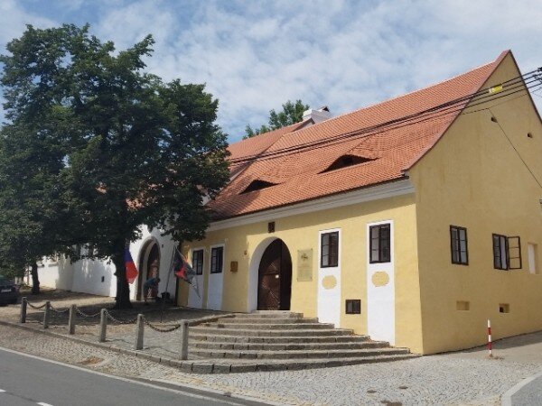 Dva památkově chráněné objekty, v nichž sídlí památník Jana Husa, získaly nové tašky od společnosti Tondach.
