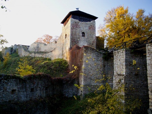 Památku postupně obnovuje Spolek přátel hradu Lukova.