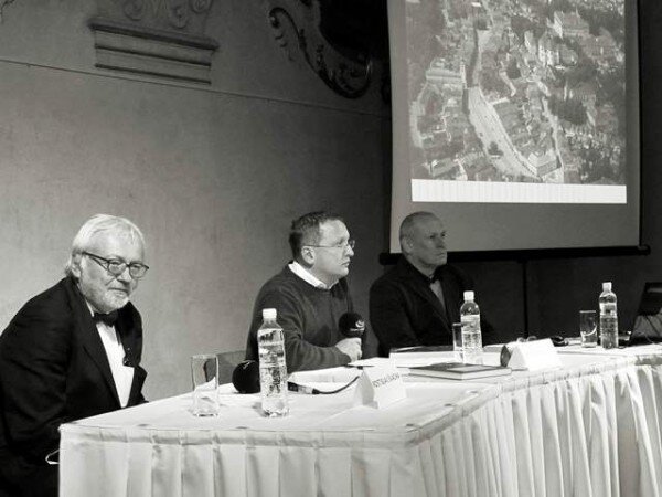 Profesor Švácha, moderátor Schmidt a architekt Pleskot v rámci debatního večera u staroměstských dominikánů.