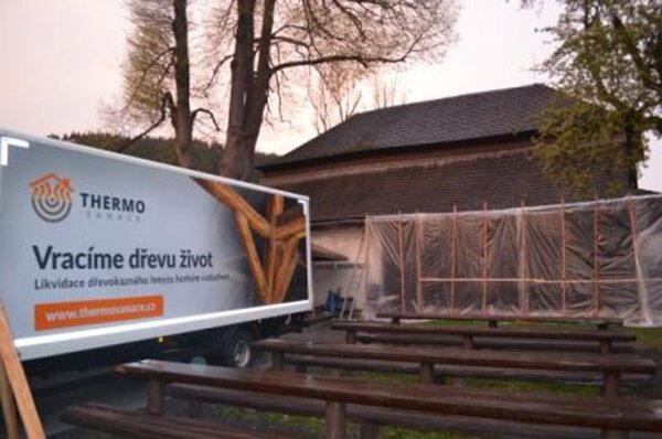 Při sanaci krovu i roubení napadených tesaříkem krovovým a narušení stropních trámů, schodiště a vystavených exponátů hmyzem z řádu červotočovitých byla použita metoda horkovzdušné sanace.