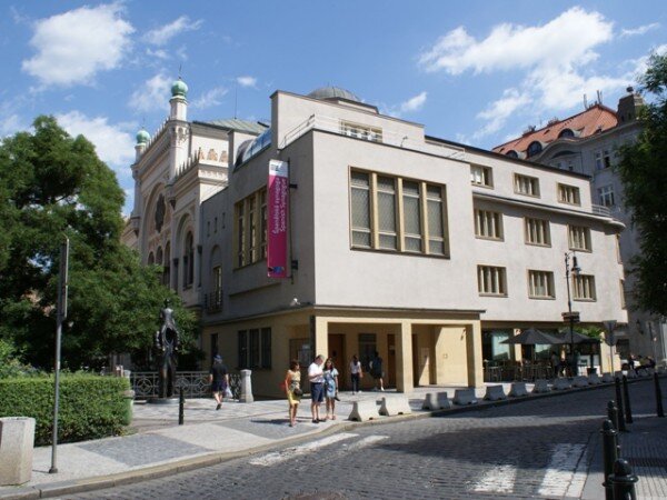 Židovské muzeum v Praze s Galerií Roberta Guttmanna sídlí v těsné blízkosti Španělské synagogy. 