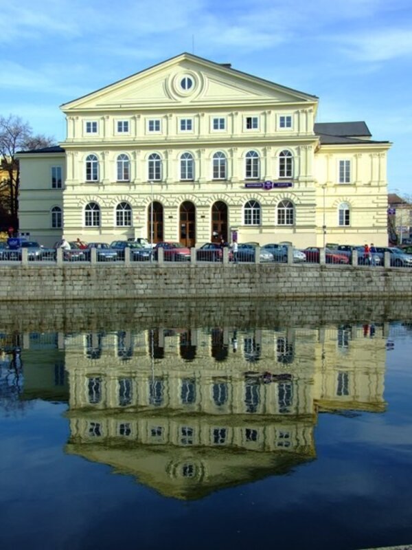 Budoucí využití památkově chráněného kulturního domu Slavie má dvě varianty, nástavbu s koncertním sálem anebo změnu prostou na multifunkční zařízení.