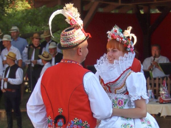 Pomalý obřadní párový tanec zavádka