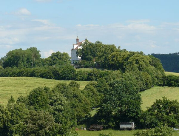 Lipová alej vede od městyse ke kostelu sv. Jana Křtitele na návrší.