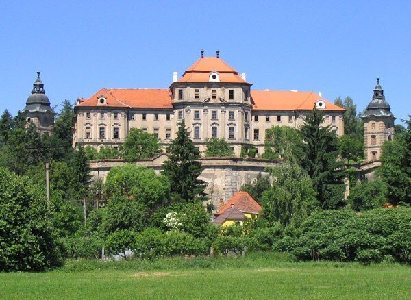 Klášter Chotěšov založil patron plzeňské diecéze Hroznata v letech 1202 až 1210 pro řeholnice premonstrátky. 