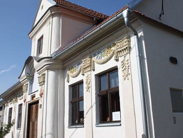 Obnovený dům čp. 266 v ulici Křivá v Příboře s bohatou štukovou výzdobou
