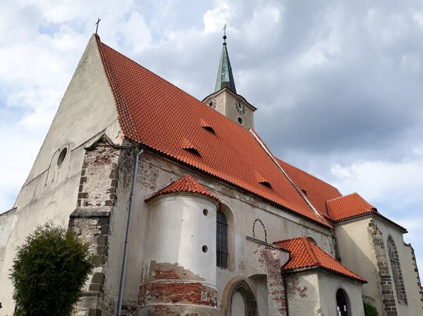 Obnovená střecha na kostele Nanebevzetí Panny Marie v Nezamyslicích má nové Prejzy Tondach.