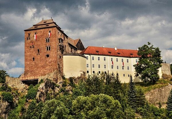 Hrad a zámek Bečov je jedinečný soubor historických budov, z nichž nejvýznamnější jsou gotický hrad, renesanční palác a barokní zámek. | © Lenka Svasek - Wikimedia Commons