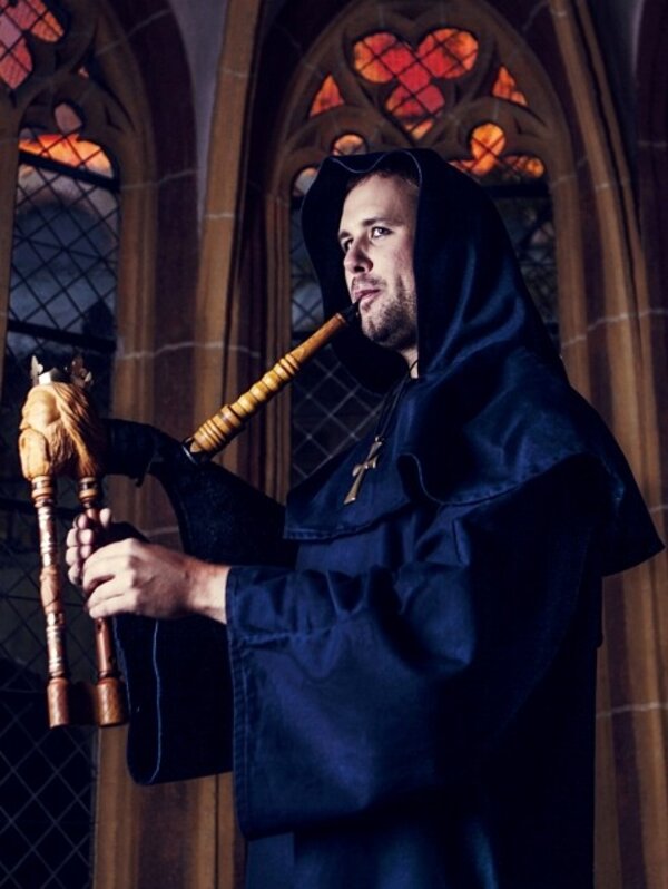 Autorem výstavního projektu historických dud je jejich sběratel a aktivní dudák Miloslav Vaváček.