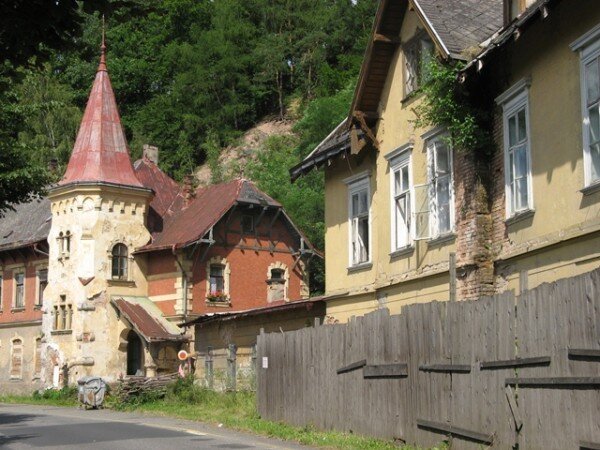 Pomůže nová obecně prospěšná společnost k záchraně unikátního architektonického souboru památkově cenných staveb? Chátrající budovy lázní Kyselka. 