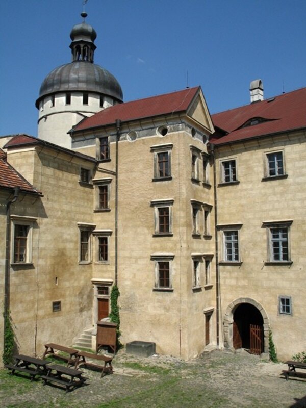 První zmínky o hradu Grabštejn pochází ze 13. století, renesanční podobu pak získal v 16. století.   