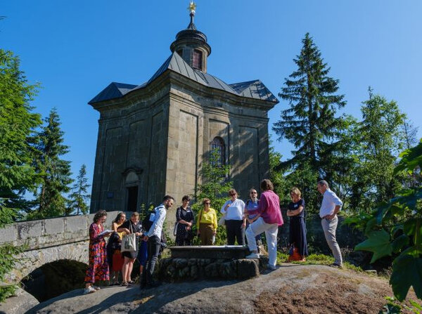 Návštěva poroty na Broumovsku u kaple Panny Marie Sněžné