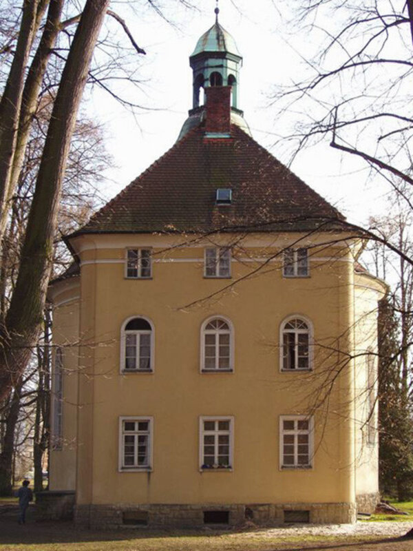 Objekt představuje jednolodní stavbu centrálního půdorysu.