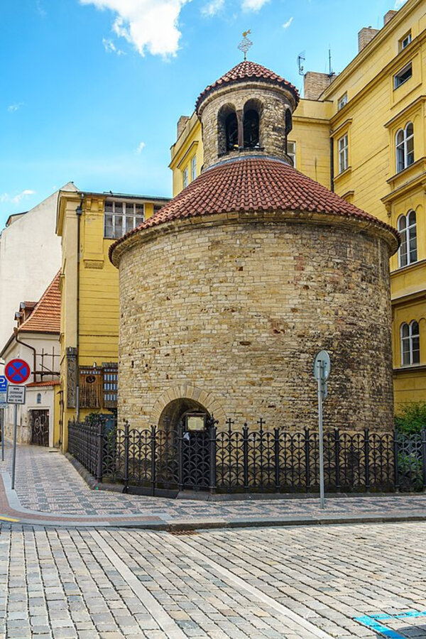 Rotunda je jednou z nejstarších dochovaných církevních staveb na území Prahy.